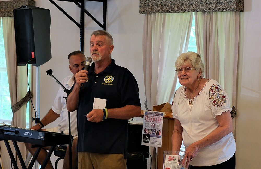 Rotarian William Farrell and Sis Morse, Veteran Committee chair, handled the raffle after lunch.